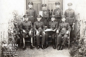 1.Tytuł tematu: przodownik Aleksander Strzeszewski
2.Opis obrazu: zdjęcie grupowe obsady placówki Krukowo
3.Data wydarzenia: między 1928 a 1930 r.
4.Osoby widoczne: przod. Aleksander Strzeszewski (siedzący drugi od lewej)
5.Hasła przedmiotowe: Straż Graniczna, kadra
6.Opis techniczny: oryginał, czarnobiałe
7.Autor: brak danych
8.Miejsce przechowywania/właściciel: Radosław Mazur