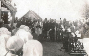 1.Tytuł tematu: przodownik Aleksander Strzeszewski
2.Opis obrazu: zdjęcie z uroczystości 
3.Data wydarzenia: początek lat 30. XX w.
4.Osoby widoczne: przod. Aleksander Strzeszewski (zaznaczony na zdjęciu)
5.Hasła przedmiotowe: Straż Graniczna, kadra
6.Opis techniczny: oryginał, czarnobiałe
7.Autor: brak danych
8.Miejsce przechowywania/właściciel: Radosław Mazur