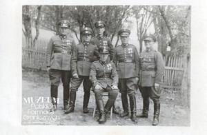 1.Tytuł tematu: przodownik Aleksander Strzeszewski
2.Opis obrazu: zdjęcie grupowe
3.Data wydarzenia: lata 30. XX w.
4.Osoby widoczne: przod. Aleksander Strzeszewski (siedzący)
5.Hasła przedmiotowe: Straż Graniczna, kadra
6.Opis techniczny: oryginał, czarnobiałe
7.Autor: brak danych
8.Miejsce przechowywania/właściciel: Radosław Mazur