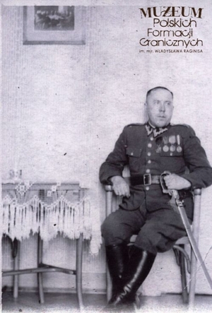 1.Tytuł tematu: przodownik Aleksander Strzeszewski
2.Opis obrazu: zdjęcie pamiątkowe
3.Data wydarzenia: 1937 r.
4.Osoby widoczne: przod. Aleksander Strzeszewski
5.Hasła przedmiotowe: Straż Graniczna, kadra
6.Opis techniczny: oryginał, czarnobiałe
7.Autor: brak danych
8.Miejsce przechowywania/właściciel: Radosław Mazur