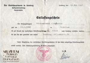 1. Tytuł: zwolnienie
2. Treść: potwierdzenie zwolnienia z niewoli w Stalagu VIa jeńca Aleksandra Strzeszewskiego i poświadczenie miejsca zamieszkania we Lwowie
3. Hasła przedmiotowe: Straż Graniczna, kadra
4. Wytwórca: Der Stadthauptmann In Lemberg, Polizeiverwaltung [Kapitan Miejski we Lwowie, Administracja Policji]
5. Czas powstania: 11.05.1942 r.
6. Miejsce sporządzenia: Lwów
7. Materiał i technika wykonania: papier, druk wypełniony maszynowo
8. Wymiary: brak danych
9. Stan zachowania: dobry
10. Miejsce przechowywania/właściciel: Radosław Mazur