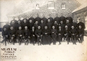 1.Tytuł tematu: absolwenci Centralnej Szkoły Straży Granicznej
2.Opis obrazu: zdjęcie pamiątkowe 
3.Data wydarzenia: 1930 r. 
4.Osoby widoczne: Jan Zatorski (siedzący pierwszy z prawej)
5.Hasła przedmiotowe: Straż Graniczna, kadra
6.Opis techniczny: oryginał, czarnobiałe
7.Autor: nieznany
8.Miejsce przechowywania/właściciel: ks. Zbigniew Kępa