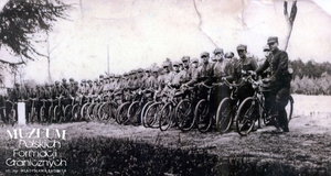 1. Tytuł tematu: pluton kolarzy 
2. Opis obrazu: strażnicy graniczni podczas manewrów
3. Data wydarzenia: ok.1938 r.
4. Osoby widoczne: st. strażnik Jan Zieliński (pierwszy z prawej) 
5. Hasła przedmiotowe: Straż Graniczna, kadra
6. Opis techniczny: 20,6 x 14 cm, oryginał, czarnobiałe
7. Autor: nieznany
8. Miejsce przechowywania/właściciel: Maciej Zieliński