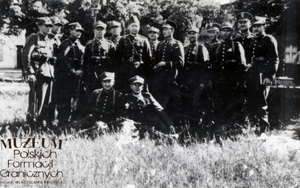 1. Tytuł tematu: obsada Komisariatu Straży Granicznej Zaborowo
2. Opis obrazu: zdjęcie grupowe
3. Data wydarzenia: 1938 r.
4. Osoby widoczne: st. strażnik Jan Zieliński (szósty z lewej) 
5. Hasła przedmiotowe: Straż Graniczna, kadra
6. Opis techniczny: 13,8 x 9 cm, oryginał, czarnobiałe
7. Autor: nieznany
8. Miejsce przechowywania / właściciel: Maciej Zieliński