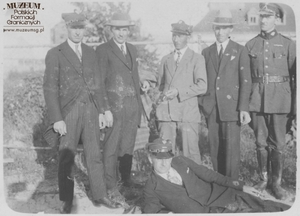 1. Tytuł tematu: Stanisław Zimny
2. Opis obrazu: zdjęcie pamiątkowe
3. Data wydarzenia: 1921 r.
4. Osoby widoczne: Stanisław Zimny (pierwszy z lewej)
5. Hasła przedmiotowe: kadra 
6. Opis techniczny: oryginał, czarnobiałe
7. Autor: brak danych
8. Miejsce przechowywania/właściciel: udostępnione przez Grzegorza Goryńskiego