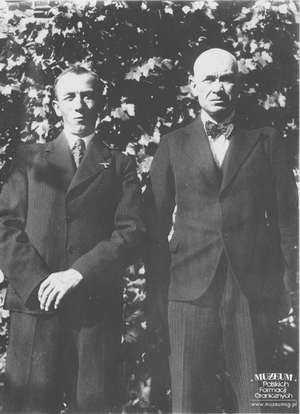 1. Tytuł tematu: Stanisław Zimny
2. Opis obrazu: zdjęcie pamiątkowe
3. Data wydarzenia: przed 1939 r.
4. Osoby widoczne: Stanisław Zimny (z prawej)
5. Hasła przedmiotowe: kadra 
6. Opis techniczny: oryginał, czarnobiałe
7. Autor: brak danych
8. Miejsce przechowywania/właściciel: udostępnione przez Grzegorza Goryńskiego