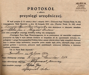 1.Tytuł: protokół odbioru przysięgi urzędniczej2.Treść: tekst przysięgi służbowej, złożonej przez Stanisława Zimnego 3.Hasła przedmiotowe: kadra, przysięgi4.Wytwórca: Straż Celna5.Czas powstania: 18.07.1923 r.6.Miejsce sporządzenia: Polska, Gowidlino7.Materiał i technika wykonania: papier, druk wypełniony ręcznie8.Wymiary: 20 x 16,5 cm9.Stan zachowania: dobry
10.Miejsce przechowywania/właściciel: Archiwum Straży Granicznej w Szczecinie