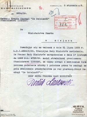 1.Tytuł: nadanie Krzyża Zasługi „Za dzielność”2.Treść: powiadomienie Ministerstwa Skarbu o przyznaniu strażnikowi  Stanisławowi Zimnemu Krzyża Zasługi „Za dzielność”, podpisane przez  Szefa Biura Rady Ministrów Daniela Rodicha Laskowskiego3.Hasła przedmiotowe: kadra4.Wytwórca: Prezydium Rady Ministrów5.Czas powstania: 05.01.1929 r.6.Miejsce sporządzenia: Polska, Warszawa7.Materiał i technika wykonania: papier, pismo maszynowe8.Wymiary: 21 x 29 cm9.Stan zachowania: dobry
10.Miejsce przechowywania/właściciel: Archiwum Straży Granicznej w Szczecinie
