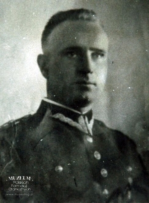 1. Tytuł: kpt. Mieczysław Tomaszewski 
2. Opis obrazu: zdjęcie portretowe dowódcy Granicznego Punktu Kontroli  w Terespolu
3. Data wydarzenia: 1946 r.
4. Osoby widoczne: kpt. Mieczysław Tomaszewski
5. Hasła przedmiotowe: Wojska Ochrony Pogranicza, kadra
6. Opis techniczny: oryginał, czarnobiałe
7. Autor: brak danych
8. Miejsce przechowywania/właściciel: Grzegorz Zaremba