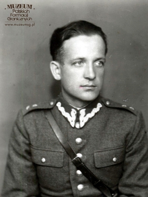 1. Tytuł tematu: oficer Wojsk Ochrony Pogranicza		
2. Opis obrazu: ppor. Władysław Nowicki, oficer 11 Odcinka WOP 
3. Data wydarzenia: 1947 r.
4. Osoby widoczne: ppor. Władysław Nowicki
5. Hasła przedmiotowe: Wojska Ochrony Pogranicza, kadra
6. Opis techniczny: 13,2 x 8,3 cm, oryginał, czarnobiałe
7. Autor: brak danych
8. Miejsce przechowywania/właściciel: Archiwum Straży Granicznej w Szczecinie