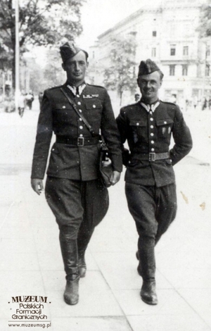1. Tytuł tematu: oficerowie Wojsk Ochrony Pogranicza
2. Opis obrazu: oficerowie Pomorskiej Brygady WOP na placu Zgody w Szczecinie 
3. Data wydarzenia: 1949 r.
4. Osoby widoczne: por. Fenster (z lewej), ppor. Bolesław Bonczar (z prawej) 
5. Hasła przedmiotowe:  Wojska Ochrony Pogranicza, kadra
6. Opis techniczny: oryginał, czarnobiałe
7. Autor: brak danych
8. Miejsce przechowywania/właściciel: Zbigniew Nowicki