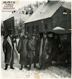 1. Tytuł tematu: żołnierze I Oddziału Wojsk Ochrony Pogranicza
2. Opis obrazu: oficerowie V odcinka w miejscowości Tuplice
3. Data wydarzenia: druga połowa lat 40. 
4. Osoby widoczne: por. Antoni Krasicki (pierwszy z lewej) 
5. Hasła przedmiotowe: Wojska Ochrony Pogranicza, kadra
6. Opis techniczny: oryginał, czarnobiałe
7. Autor: brak danych
8. Miejsce przechowywania/właściciel: Andrzej Krasicki