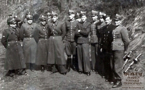 1. Tytuł tematu: oficerowie Wojsk Ochrony Pogranicza  
2. Opis obrazu: oficerowie Pomorskiej Brygady WOP na strzelnicy
3. Data wydarzenia: 1951 r.
4. Osoby widoczne: por Władysław Nowicki (pierwszy z lewej)
5. Hasła przedmiotowe: Wojska Ochrony Pogranicza, kadra
6. Opis techniczny: oryginał, czarnobiałe
7. Autor: brak danych
8. Miejsce przechowywania/właściciel: Zbigniew Nowicki