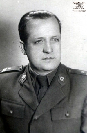 1. Tytuł tematu: oficer Wojsk Ochrony Pogranicza  
2. Opis obrazu:  mjr Władysław Nowicki, oficer Pomorskiej Brygady WOP
3. Data wydarzenia: 1956 r.
4. Osoby widoczne: mjr Władysław Nowicki
5. Hasła przedmiotowe: Wojska Ochrony Pogranicza, kadra
6. Opis techniczny: oryginał, czarno białe
7. Autor: brak danych
8. Miejsce przechowywania/właściciel: Zbigniew Nowicki