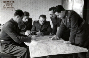 1. Tytuł tematu: dowództwo Pomorskiej Brygady Wojsk Ochrony Pogranicza 
2. Opis obrazu: oficerowie Pomorskiej Brygady WOP w trakcie narady 
3. Data wydarzenia: 1954 r.
4. Osoby widoczne: od lewej- mjr Czesław Stopiński, szef sztabu,  mjr Zdzisław Czech, zastępca dowódcy d/s politycznych, mjr Runowski, zastępca dowódcy d/s zwiadu, mjr Władysław Nowicki, szef Wydziału Operacyjnego, ppłk Edward Suchy, dowódca Pomorskiej Brygady WOP 
5. Hasła przedmiotowe: Wojska Ochrony Pogranicza, kadra
6. Opis techniczny: oryginał, czarnobiałe
7. Autor: brak danych
8. Miejsce przechowywania/właściciel: Zbigniew Nowicki