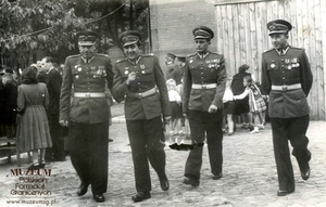 1. Tytuł tematu: oficerowie Łużyckiej Brygady Wojsk Ochrony Pogranicza
2. Opis obrazu: kadra oficerska po uroczystościach
3. Data wydarzenia: lata 50. 
4. Osoby widoczne: mjr Antoni Krasicki (pierwszy z lewej) 
5. Hasła przedmiotowe: Wojska Ochrony Pogranicza, kadra
6. Opis techniczny: oryginał, czarnobiałe
7. Autor: brak danych
8. Miejsce przechowywania/właściciel: Andrzej Krasicki