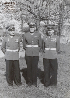 1. Tytuł tematu: oficerowie Wojsk Ochrony Pogranicza
2. Opis obrazu: oficerowie Pomorskiej Brygady WOP na terenie koszar
3. Data wydarzenia: 10.06.1957 r.
4. Osoby widoczne: od lewej- mjr Władysław Nowicki, mjr Jerzy Jurewicz, mjr Teofil Sługocki
5. Hasła przedmiotowe: Wojska Ochrony Pogranicza, kadra
6. Opis techniczny: oryginał, czarnobiałe
7. Autor: brak danych
8. Miejsce przechowywania/właściciel: Zbigniew Nowicki