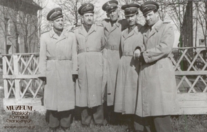 1. Tytuł tematu: oficerowie Wojsk Ochrony Pogranicza
2. Opis obrazu:  oficerowie sztabu Pomorskiej Brygady WOP  w umundurowaniu letnim
3. Data wydarzenia: 1958 r.
4. Osoby widoczne: mjr Władysław Nowicki (pierwszy z lewej),  kpt. Jerzy Żochowski (drugi z lewej),mjr Jerzy Jurewicz (trzeci z lewej), mjr Teofil Sługocki (czwarty z lewej)
5. Hasła przedmiotowe: Wojska Ochrony Pogranicza, kadra
6. Opis techniczny: oryginał, czarnobiałe
7. Autor: brak danych
8. Miejsce przechowywania/właściciel: Zbigniew Nowicki