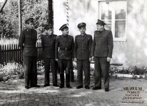 1. Tytuł tematu: oficerowie Wojsk Ochrony Pogranicza
2. Opis obrazu: oficerowie Pomorskiej Brygady WOP w strażnicy w Namyślinie
3. Data wydarzenia: 1958 r.
4. Osoby widoczne: od prawej - kpt. Władysław Chajda, kpt. Aleksander Obst, mjr Władysław Nowicki
5. Hasła przedmiotowe: Wojska Ochrony Pogranicza, kadra
6. Opis techniczny: oryginał, czarnobiałe
7. Autor: brak danych
8. Miejsce przechowywania/właściciel: Zbigniew Nowicki