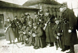 1. Tytuł: żołnierze Wojsk Ochrony Pogranicza
2. Opis obrazu: zdjęcie grupowe żołnierzy z Granicznego Punktu Kontroli  Terespol
3. Data wydarzenia: lata 50.
4. Osoby widoczne: ppor. Tadeusz Mrówczyński (pierwszy z prawej)
5. Hasła przedmiotowe: Wojska Ochrony Pogranicza, kadra
6. Opis techniczny: oryginał, czarnobiałe
7. Autor: brak danych
8. Miejsce przechowywania/właściciel: Grzegorz Zaremba