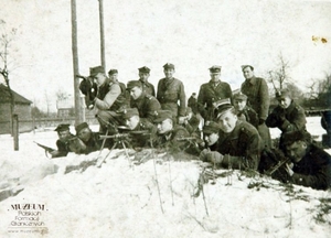 1. Tytuł: żołnierze Wojsk Ochrony Pogranicza
2. Opis obrazu: zdjęcie grupowe plutonu z Granicznego Punktu Kontroli  Terespol
3. Data wydarzenia: lata 50.
4. Osoby widoczne: brak danych
5. Hasła przedmiotowe: Wojska Ochrony Pogranicza, kadra
6. Opis techniczny: oryginał, czarnobiałe
7. Autor: brak danych
8. Miejsce przechowywania/właściciel: Grzegorz Zaremba