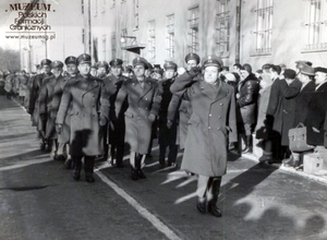 1. Tytuł tematu: defilada
2. Opis obrazu: oficerowie Pomorskiej Brygady Wojsk Ochrony Pogranicza  w trakcie przemarszu 
3. Data wydarzenia: 1964 r.
4. Osoby widoczne: ppłk Władysław Nowicki – prowadzący kolumnę
5. Hasła przedmiotowe:  Wojska Ochrony Pogranicza, kadra
6. Opis techniczny: oryginał, czarnobiałe
7. Autor: brak danych
8. Miejsce przechowywania/właściciel: Zbigniew Nowicki