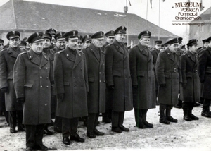 1. Tytuł tematu: oficerowie Wojsk Ochrony Pogranicza
2. Opis obrazu:  kadra Pomorskiej Brygady WOP na placu apelowym podczas  przysięgi
3. Data wydarzenia: 05.12.1965 r.
4. Osoby widoczne: od lewej w pierwszym szeregu: ppłk Władysław Nowicki, ppłk Teofil Sługocki, ppłk  Jerzy Jurewicz, ppłk Władysław Chajda
5. Hasła przedmiotowe: Wojska Ochrony Pogranicza, kadra
6. Opis techniczny: oryginał, czarnobiałe
7. Autor: brak danych
8. Miejsce przechowywania/właściciel: Zbigniew Nowicki