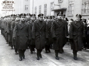 1. Tytuł tematu: defilada 
2. Opis obrazu: oficerowie sztabu Pomorskiej Brygady Wojsk Ochrony  Pogranicza podczas przemarszu
3. Data wydarzenia: 05.12.1965 r.
4. Osoby widoczne: od lewej: ppłk Teofil Sługocki, ppłk Jerzy Jurewicz, ppłk Józef Kokoszyński,ppłk Władysław Chajda
5. Hasła przedmiotowe: Wojska Ochrony Pogranicza, kadra
6. Opis techniczny: oryginał, czarnobiałe
7. Autor: brak danych
8. Miejsce przechowywania/właściciel: Zbigniew Nowicki