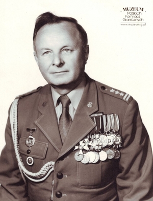 1. Tytuł: oficer Wojsk Ochrony Pogranicza
2. Opis obrazu: zdjęcie portretowe płk Franciszka Kaczmarka dowódcy GPK Terespol
3. Data wydarzenia: połowa lat 80.
4. Osoby widoczne: płk Franciszek Kaczmarek
5. Hasła przedmiotowe: Wojska Ochrony Pogranicza, kadra
6. Opis techniczny: oryginał, czarnobiałe
7. Autor: Jan Ufnal
8. Miejsce przechowywania/właściciel: Nadbużański Oddział  Straży Granicznej w Chełmie