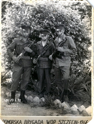 1.Tytuł tematu: żołnierze Pomorskiej Brygady Wojsk Ochrony Pogranicza w Szczecinie
2.Opis obrazu: zdjęcie pamiątkowe
3.Data wydarzenia: 1966 r.
4.Osoby widoczne: Wincenty Kulesza (pierwszy z lewej)
5.Hasła przedmiotowe: Wojska Ochrony Pogranicza, kadra
6.Opis techniczny: oryginał, czarnobiałe
7.Autor: brak danych
8.Miejsce przechowywania/właściciel: Artur Kulesza
