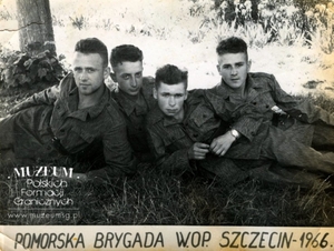 1.Tytuł tematu: żołnierze Pomorskiej Brygady Wojsk Ochrony Pogranicza w Szczecinie
2.Opis obrazu: zdjęcie pamiątkowe
3.Data wydarzenia: 1966 r.
4.Osoby widoczne: Wincenty Kulesza (pierwszy z lewej)
5.Hasła przedmiotowe: Wojska Ochrony Pogranicza, kadra
6.Opis techniczny: oryginał, czarnobiałe
7.Autor: brak danych
8.Miejsce przechowywania/właściciel: Artur Kulesza