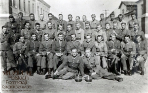 1. Tytuł tematu: żołnierze 11 Odcinka Wojsk Ochrony Pogranicza 
2. Opis obrazu: zdjęcie grupowe na terenie sztabu w Barwicach
3. Data wydarzenia: 19.10.1946 r.
4. Osoby widoczne: ppor. Władysław Nowicki (siedzący w środku)
5. Hasła przedmiotowe: Wojska Ochrony Pogranicza, kadra
6. Opis techniczny: oryginał, czarnobiałe
7. Autor: Zakład Fotograficzny „Podolanka”, właściciel T. Paprocki, Barwice, ul. Sienkiewicza 176
8. Miejsce przechowywania/właściciel: Zbigniew Nowicki