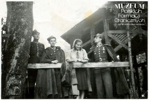 1. Tytuł tematu: żołnierze Wojsk Ochrony Pogranicza w Przemyślu
2. Opis obrazu: zdjęcie pamiątkowe 
3. Data wydarzenia: 22.07.1949 r. 
4. Osoby widoczne: brak danych 
5. Hasła przedmiotowe: Wojska Ochrony Pogranicza, kadra
6. Opis techniczny: oryginał, czarnobiałe
7. Autor: brak danych
8. Miejsce przechowywania/właściciel: Andrzej Krasicki