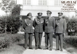 1. Tytuł tematu: oficerowie Wojsk Ochrony Pogranicza 
2. Opis obrazu: szefowie wydziałów operacyjnych Brygad WOP
3. Data wydarzenia: 1960 r.
4. Osoby widoczne: mjr Władysław Nowicki (pierwszy z lewej), ppłk Tadeusz Begier (drugi z lewej)
5. Hasła przedmiotowe: Wojska Ochrony Pogranicza, kadra
6. Opis techniczny: oryginał, czarnobiałe
7. Autor: brak danych
8. Miejsce przechowywania/właściciel: Archiwum Straży Granicznej w Szczecinie