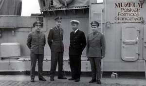 1. Tytuł tematu: oficerowie Wojsk Ochrony Pogranicza 
2. Opis obrazu: wizyta na okręcie ochrony pogranicza 
3. Data wydarzenia: 1964 r.
4. Osoby widoczne: od lewej- ppłk Władysław Nowicki, mjr Stanisław Rutkowski,  kpt. Roman Cichy, mjr Mieczysław Skowron
5. Hasła przedmiotowe: Wojska Ochrony Pogranicza, kadra
6. Opis techniczny: oryginał, czarnobiałe
7. Autor: brak danych
8. Miejsce przechowywania/właściciel: Archiwum Straży Granicznej w Szczecinie