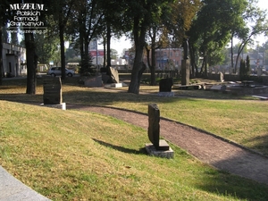 1. Tytuł tematu: lapidarium
2. Opis obrazu: otoczenie kościoła katolickiego pod wezwaniem Świętych  Apostołów Piotra i Pawła i Miłosierdzia Bożego w Równem (Ukraina).  Znajdują się tam m.in. okolicznościowe tablice poświęcone ofiarom  systemu stalinowskiego oraz II wojny światowej. W okresie międzywojennym  był to kościół garnizonu wojskowego, w skład którego wchodził Pułk Korpusu  Ochrony Pogranicza „Zdołbunów” (dowództwo pułku – miejsce postoju Równe)
3. Data wydarzenia: 17.09.2011 r.
4. Osoby widoczne: nie ma
5. Hasła przedmiotowe: miejsca pamięci
6. Opis techniczny: oryginał, kolorowe
7. Autor: Edward Milewski
8. Miejsce przechowywania/właściciel: Edward Milewski