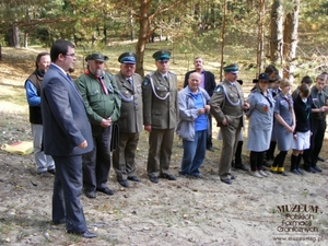 1. Tytuł tematu: uroczystość upamiętniająca 72 rocznicę napaści  Związku Radzieckiego na Polskę
2. Opis obrazu: przebieg uroczystości na „Łysej Górze” w miejscowości  Tynne (Ukraina), gdzie znajdują się ruiny schronów bojowych bronionych  w 1939 r. przez żołnierzy Korpusu Ochrony Pogranicza
3. Data wydarzenia: 17.09.2011 r.
4. Osoby widoczne: wicekonsul Konsulatu Generalnego Rzeczypospolitej  Polskiej w Łucku Krzysztof Wasilewski (pierwszy z lewej), prezes SWPFG  - Waldemar Bocheński (trzeci z lewej), wiceprezes SWPFG – płk SG Kajetan  Szczepański (czwarty z lewej), chor. szt. SG Edward Milewski  (piąty z lewej), ppłk SG Wojciech Grobelski (ósmy z lewej)
5. Hasła przedmiotowe: miejsca pamięci
6. Opis techniczny: oryginał, kolorowe
7. Autor: Jan Nikołajuk
8. Miejsce przechowywania/właściciel: Jan Nikołajuk