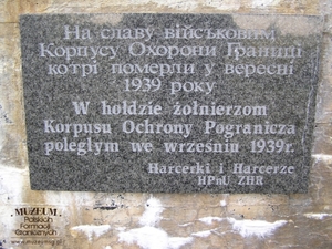 1. Tytuł tematu: tablica pamiątkowa
2. Opis obrazu: tablica na schronie bojowym w miejscowości Tynne (Ukraina), w którym we wrześniu 1939 r. bronili się żołnierze Korpusu Ochrony  Pogranicza. Zawiera napis w języku ukraińskim i polskim o treści:  „W hołdzie żołnierzom Korpusu Ochrony Pogranicza poległym  we wrześniu 1939 r. Harcerki i Harcerze HPnU ZHR”
3. Data wydarzenia: 17.09.2011 r.
4. Osoby widoczne: nie ma
5. Hasła przedmiotowe: miejsca pamięci
6. Opis techniczny: oryginał, kolorowe
7. Autor: Jan Nikołajuk
8. Miejsce przechowywania/właściciel: Jan Nikołajuk