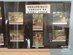 1. Tytuł tematu: pałac Małyńskich
2. Opis obrazu: wystawa w holu pałacu Małyńskich (m. Tynne/Ukraina),  poświęcona historii rejonu umocnionego, bronionego w 1939 r.  przez żołnierzy Korpusu Ochrony Pogranicza
3. Data wydarzenia: 17.09.2011 r.
4. Osoby widoczne: nie ma
5. Hasła przedmiotowe: miejsca pamięci
6. Opis techniczny: oryginał, kolorowe
7. Autor: Edward Milewski
8. Miejsce przechowywania/właściciel: Edward Milewski