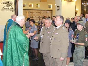 1. Tytuł tematu: uroczystość wręczenia sztandaru harcerzom Hufca Wołyń
2. Opis obrazu: przebieg uroczystości w kościele pod wezwaniem Świętych  Apostołów Piotra i Pawła i Miłosierdzia Bożego w Równem (Ukraina)
3. Data wydarzenia: 18.09.2011 r.
4. Osoby widoczne: ksiądz infułat dr Julian Żołnierkiewicz (z lewej),  płk SG Kajetan Szczepański (w środku), ppłk SG Wojciech Grobelski  (z prawej)
5. Hasła przedmiotowe: miejsca pamięci
6. Opis techniczny: oryginał, kolorowe
7. Autor: Jan Nikołajuk
8. Miejsce przechowywania/właściciel: Jan Nikołajuk