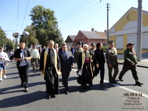 1. Tytuł tematu: uroczystość wręczenia sztandaru harcerzom Hufca Wołyń
2. Opis obrazu: przemarsz uczestników uroczystości ulicami Równego  z kościoła na polski cmentarz
3. Data wydarzenia: 18.09.2011 r.
4. Osoby widoczne: od prawej - prezes SWPFG Waldemar Bocheński,  ppłk SG Wojciech Grobelski, wicemarszałek Urzędu Marszałkowskiego  Województwa Warmińsko – Mazurskiego Anna Wasilewska, ksiądz infułat  dr Julian Żołnierkiewicz, wicekonsul Konsulatu Generalnego  Rzeczypospolitej Polskiej w Łucku Krzysztof Wasilewski
5. Hasła przedmiotowe: miejsca pamięci
6. Opis techniczny: oryginał, kolorowe
7. Autor: Waldemar Bocheński
8. Miejsce przechowywania/właściciel: Waldemar Bocheński