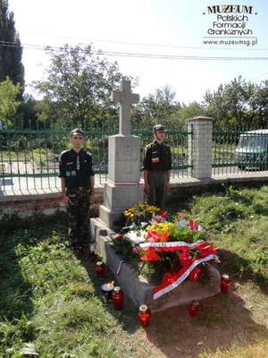 1. Tytuł tematu: harcerska warta honorowa
2. Opis obrazu: harcerze trzymający wartę przy grobie księdza Mariana  Luzara (naczelnego kapelana Związku Harcerstwa Polskiego  w latach 1931 -1939) na polskim cmentarzu w Równem
3. Data wydarzenia: 18.09.2011 r.
4. Osoby widoczne: brak danych
5. Hasła przedmiotowe: miejsca pamięci
6. Opis techniczny: oryginał, kolorowe
7. Autor: Waldemar Bocheński
8. Miejsce przechowywania/właściciel: Waldemar Bocheński