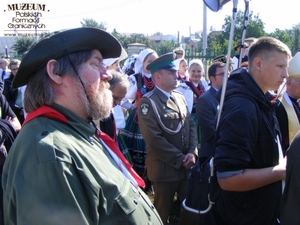 1. Tytuł tematu: apel poległych
2. Opis obrazu: uczestnicy ceremonii na polskim cmentarzu w Równem  (Ukraina) przy grobie księdza harcmistrza Mariana Luzara (naczelnego  kapelana Związku Harcerstwa Polskiego w latach 1931 – 1939) 
3. Data wydarzenia: 18.09.2011 r.
4. Osoby widoczne: od lewej: prezes SWPFG Waldemar Bocheński,  chor. szt. SG Edward Milewski (w środku)
5. Hasła przedmiotowe: miejsca pamięci
6. Opis techniczny: oryginał, kolorowe
7. Autor: Jan Nikołajuk
8. Miejsce przechowywania/właściciel: Jan Nikołajuk