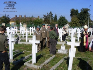 1. Tytuł tematu: polskie groby
2. Opis obrazu: uczestnicy ceremonii na cmentarzu w Równem wśród grobów  polskich legionistów, którzy zginęli w 1920 r.
3. Data wydarzenia: 18.09.2011 r.
4. Osoby widoczne: od lewej: płk SG Kajetan Szczepański, chor. szt. SG  Edward Milewski, ppłk SG Wojciech Grobelski, prezes SWPFG Waldemar  Bocheński. Pierwszy z prawej: ksiądz infułat dr Julian Żołnierkiewicz  oraz prezes Towarzystwa Kultury Polskiej na Rówieńszczyźnie Władysław  Bagiński (trzeci od prawej)
5. Hasła przedmiotowe: miejsca pamięci
6. Opis techniczny: oryginał, kolorowe
7. Autor: Jan Nikołajuk
8. Miejsce przechowywania/właściciel: Jan Nikołajuk