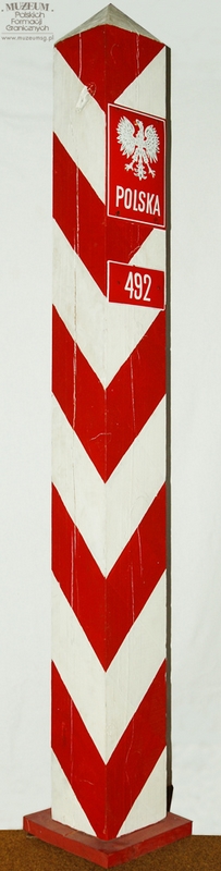 1. Nazwa własna: model słupa granicznego
2. Charakterystyka przedmiotu: drewno o wymiarach 21 x 19 x 200 cm,  tabliczki z blachy emaliowanej: tablica z orłem o wymiarach 20 x 30 cm,  druga z numerem „492” o wymiarach 20 x 10 cm
3. Czas powstania: lata 50. XX w.
4. Hasła przedmiotowe: znaki graniczne
5. Miejsce przechowywania/właściciel: Nadodrzański Oddział Straży Granicznej  w Krośnie Odrzańskim.