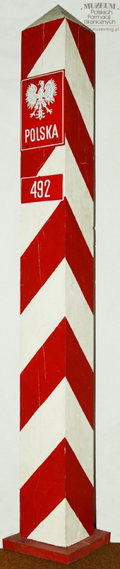 1. Nazwa własna: model słupa granicznego
2. Charakterystyka przedmiotu: drewno o wymiarach 21 x 19 x 200 cm,  tabliczki z blachy emaliowanej: tablica z orłem o wymiarach 20 x 30 cm,  druga z numerem „492” o wymiarach 20 x 10 cm
3. Czas powstania: lata 50. XX w.
4. Hasła przedmiotowe: znaki graniczne
5. Miejsce przechowywania/właściciel: Nadodrzański Oddział Straży Granicznej  w Krośnie Odrzańskim.