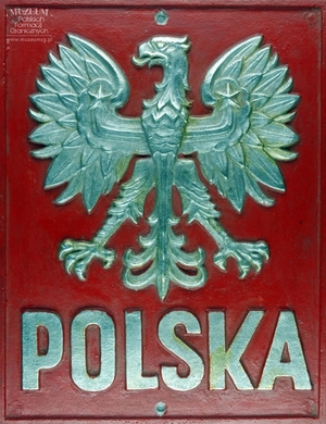 1.Nazwa własna: tablica z godłem państwowym PRL ze słupa granicznego
2.Charakterystyka przedmiotu: aluminiowa tablica z orłem bez korony (herb Polski Ludowej) i napisem Polska o wymiarach 20 x 25 cm
3.Czas powstania: początek lat 50. XX w.
4.Hasła przedmiotowe: znaki graniczne
5.Miejsce przechowywania / właściciel: Sala Tradycji Podlaskiego Oddziału Straży Granicznej w Białymstoku