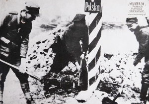 1.Tytuł tematu: wkopanie znaku granicznego przez żołnierzy I Armii WP
2.Opis obrazu: znak graniczny nad Odrą
3.Data wydarzenia: kwiecień 1945 r.
4.Osoby widoczne: brak danych
5.Hasła przedmiotowe: znaki graniczne
6.Opis techniczny: 11,9 x 17 cm, oryginał, czarnobiałe
7.Autor: brak danych
8.Miejsce przechowywania/ właściciel: depozyt Sali Tradycji Ośrodka Szkoleń Specjalistycznych SG w Lubaniu