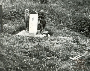 1. Tytuł tematu: słup graniczny nr IV 126 
2. Opis obrazu: zdjęcie pamiątkowe przy słupie granicznym na granicy  polsko - czechosłowackiej w okolicach Krzyżkowic 
3. Data wydarzenia: 1979 r. 
4. Osoby widoczne: brak danych 
5. Hasła przedmiotowe: Wojska Ochrony Pogranicza, znaki graniczne
6. Opis techniczny: oryginał, czarnobiałe
7. Autor: brak danych
8. Miejsce przechowywania/właściciel: Andrzej Krasicki