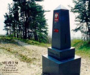 1. Tytuł: znak graniczny nr 2436
2. Opis obrazu: znak graniczny, ustawiony na Mierzei Wiślanej w 1957 r. 
3. Data wydarzenia: 2010 r.
4. Osoby widoczne: nie ma 
5. Hasła przedmiotowe: Wojska Ochrony Pogranicza, znaki graniczne 
6. Opis techniczny: oryginał, kolorowe
7. Autor: Antoni Ciejpa
8. Miejsce przechowywania/właściciel: Morski Oddział Straży Granicznej  w Gdańsku